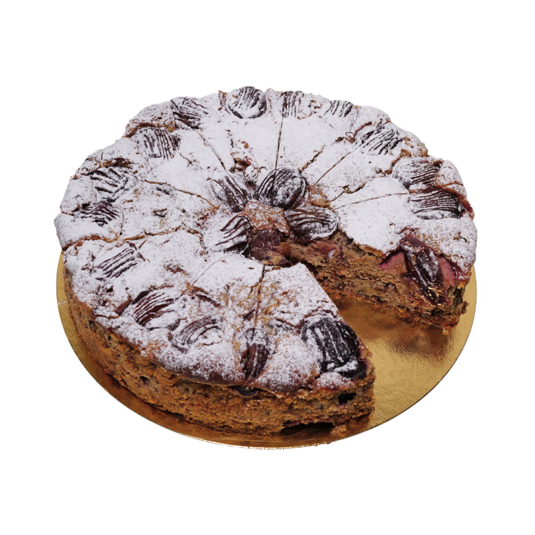 Zwetschgenkuchen mit Haselnüssen angeschnitten